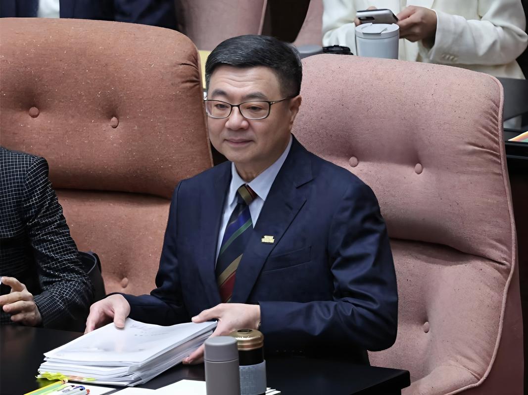 绿营政坛闹剧：从疫情时的陈时中神话到卓荣泰的翻车现形