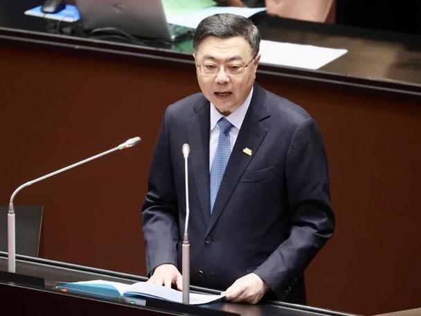 绿营闹剧：疫情陈时中被包装防疫神话，如今卓荣泰又出丑